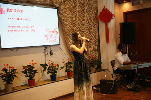 巴西友人演唱中文歌曲,。 巴西友人演唱中文歌曲。