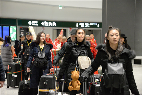 抵達機場。 抵達機場,。