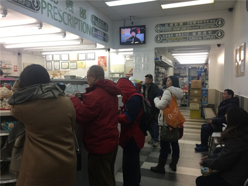 藥房也表示,因?yàn)楦腥玖鞲?,近幾周而?lái)取藥的人數(shù)有明顯增加,。(美國(guó)《世界日?qǐng)?bào)》/曹健攝) 藥房也表示,因?yàn)楦腥玖鞲?,近幾周而?lái)取藥的人數(shù)有明顯增加,。(美國(guó)《世界日?qǐng)?bào)》/曹健攝)