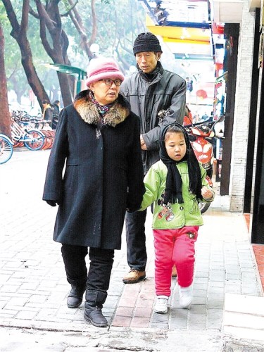 街頭老人和小孩從頭到腳將自己包裹得嚴(yán)嚴(yán)實(shí)實(shí),。 街頭老人和小孩從頭到腳將自己包裹得嚴(yán)嚴(yán)實(shí)實(shí)。