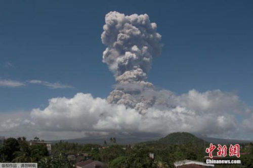 位于菲律賓阿爾拜省卡馬利格的馬榮火山持續(xù)噴發(fā),。