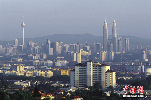 吉隆坡市的全景,，著名的雙子塔高聳在市中心,。 翟東風(fēng) 攝 圖片來源：CTPphoto