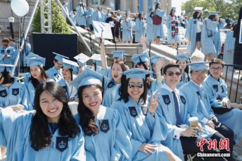 資料圖：當地時間2017年5月17日,，哥倫比亞大學畢業(yè)典禮上的中國留學生,。當日，紐約哥倫比亞大學在校園舉行畢業(yè)典禮,，15000余名學生學成畢業(yè),。 <a target='_blank' >中新社</a>記者 廖攀 攝