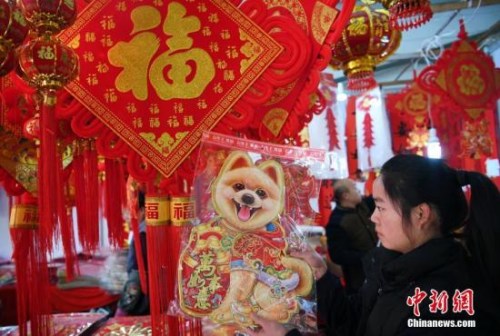 資料圖：2018年1月30日,，昆明新春購物博覽會(huì)上市民在挑選年畫。當(dāng)日,，臨近春節(jié),，置辦年貨成了眾多昆明市民的頭等大事。正在昆明國際會(huì)展中心舉辦的“第十二屆昆明新春購物博覽會(huì)”上,，各色年貨琳瑯滿目，觀展的市民迫不及待地將“年味”帶回家,。<a target='_blank' >中新社</a>記者 李進(jìn)紅 攝