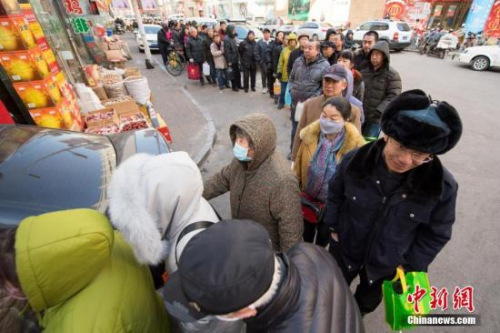 資料圖：2018年1月22日,，山西太原，民眾拎著大小各異的空壺排長隊(duì)購買老陳醋,。進(jìn)入中國農(nóng)歷臘月,，山西的陳醋銷售迎來高峰，當(dāng)?shù)孛癖娪米约业母鞣N容器打散醋為春節(jié)做儲(chǔ)備,。<a target='_blank' >中新社</a>記者 武俊杰 攝