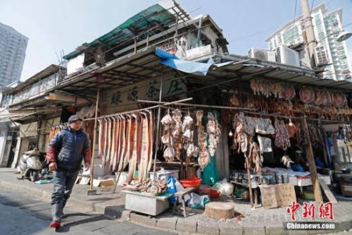 資料圖：2018年2月4日,，在上海江陰路街上，每當(dāng)臨近春節(jié),，就是另一幅景象,。早在春節(jié)來臨之前，商家門前就掛滿了腌制好,、待出售的年貨,。雞胗和豬舌用紅繩扎成串，咸雞咸鴨咸烏青上用紅紙標(biāo)注好價(jià)格,，花色好看的臘腸被捆扎好,，隱隱飄散出香氣。它們中有些已被買家預(yù)定,，價(jià)格和付款方式已經(jīng)被寫在大紅紙上,，預(yù)示著一年的豐潤。許多居住在周邊的市民都會(huì)來到這里選購,，同時(shí),，感受從街邊散發(fā)出來的年味。 殷立勤 攝 2月4日,，在上海江陰路街上,，每當(dāng)臨近春節(jié),，就是另一幅景象。早在春節(jié)來臨之前,，商家門前就掛滿了腌制好,、待出售的年貨。雞胗和豬舌用紅繩扎成串,，咸雞咸鴨咸烏青上用紅紙標(biāo)注好價(jià)格,，花色好看的臘腸被捆扎好，隱隱飄散出香氣,。它們中有些已被買家預(yù)定,，價(jià)格和付款方式已經(jīng)被寫在大紅紙上，預(yù)示著一年的豐潤,。許多居住在周邊的市民都會(huì)來到這里選購,，同時(shí)，感受從街邊散發(fā)出來的年味,。 殷立勤 攝