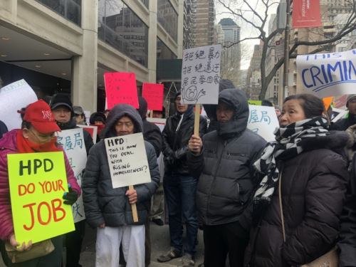 華埠包厘街85號住戶2月2日下午在HPD門前抗議,要求政府接管大樓盡快維修,。(美國《世界日報》記者/陳小寧 攝) 華埠包厘街85號住戶2月2日下午在HPD門前抗議,,要求政府接管大樓盡快維修,。(美國《世界日報》記者/陳小寧 攝)