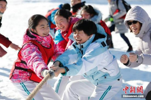 1月24日,,北京玉淵潭公園舉行“青春迎冬奧 寒假冰雪樂”雪地趣味運動會,,來自首都師范大學附屬中學的40余名中學生參加了運動會。雪地曲棍球,、雪人裝扮,、雪車滑滑樂,、雪地青春競速等項目,,讓剛剛放假的孩子們不僅在參與中得到了鍛煉,也增長了冬奧知識,。圖為雪地拔河比賽,。<a target='_blank' >中新社</a>記者 杜洋 攝 1月24日,北京玉淵潭公園舉行“青春迎冬奧 寒假冰雪樂”雪地趣味運動會,,來自首都師范大學附屬中學的40余名中學生參加了運動會,。雪地曲棍球、雪人裝扮,、雪車滑滑樂,、雪地青春競速等項目,讓剛剛放假的孩子們不僅在參與中得到了鍛煉,,也增長了冬奧知識,。圖為雪地拔河比賽。<a target='_blank' >中新社</a>記者 杜洋 攝