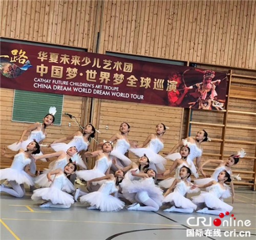 小藝術(shù)家們的精彩演出。 小藝術(shù)家們的精彩演出。