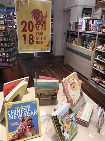 FOYLES書店里“中國(guó)新年”兒童讀物,。（英國(guó)《華聞周刊》微信公眾號(hào)/曹劼 攝）