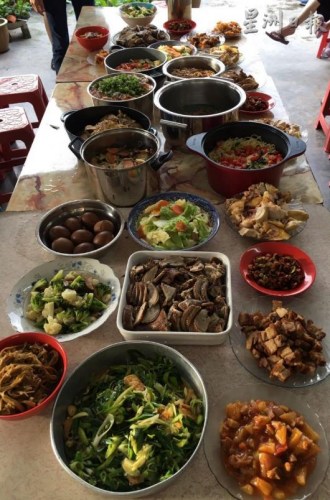去年回娘家過(guò)年的陳苡香，接過(guò)團(tuán)年飯的統(tǒng)籌任務(wù),，率領(lǐng)所有堂弟妹,，合作煮出這桌“新風(fēng)味”團(tuán)圓飯，也讓他們更了解團(tuán)圓的意義,。(馬來(lái)西亞《星洲日?qǐng)?bào)》)