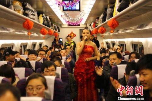 資料圖:在一列動(dòng)車組列車上,,上演一場由高鐵乘務(wù)員自編自演的新年“文化大餐”?!《☆?攝 資料圖:在一列動(dòng)車組列車上,,上演一場由高鐵乘務(wù)員自編自演的新年“文化大餐”?!《☆?攝