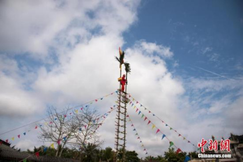 2月20日,，逢正月初五,，是民間傳說迎財神的日子。數千游客匯聚在海南定安文筆峰盤古文化旅游區(qū)祭拜財神,，祈禱新年迎來好運氣,。文筆峰新春廟會還上演了舞獅表演、上刀梯,、道長提福等傳統(tǒng)民俗節(jié)目,，氛圍隆重熱烈。洪堅鵬 攝