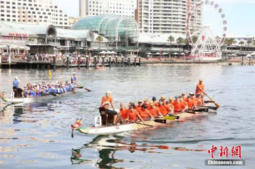 2月24日,,悉尼達(dá)令港舉行龍舟賽,,吸引3000多名參賽者,為中國農(nóng)歷新年佳節(jié)添彩,。圖為參賽龍舟隊在比賽中,。 <a target='_blank' >中新社</a>記者 陶社蘭 攝 2月24日,,悉尼達(dá)令港舉行龍舟賽,吸引3000多名參賽者,,為中國農(nóng)歷新年佳節(jié)添彩,。圖為參賽龍舟隊在比賽中。 <a target='_blank' >中新社</a>記者 陶社蘭 攝