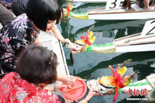 2月24日,悉尼達(dá)令港舉行龍舟賽,,吸引3000多名參賽者,,為中國農(nóng)歷新年佳節(jié)添彩。圖為嘉賓為龍舟點睛,。 <a target='_blank' >中新社</a>記者 陶社蘭 攝 2月24日,,悉尼達(dá)令港舉行龍舟賽,,吸引3000多名參賽者,為中國農(nóng)歷新年佳節(jié)添彩,。圖為嘉賓為龍舟點睛,。 <a target='_blank' >中新社</a>記者 陶社蘭 攝