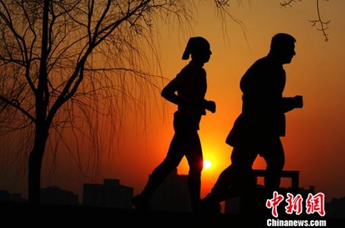 資料圖:數(shù)九寒天結(jié)束 北京市民享春光。<a target='_blank' >中新社</a>記者 劉關關 攝 資料圖:數(shù)九寒天結(jié)束 北京市民享春光,。<a target='_blank' >中新社</a>記者 劉關關 攝