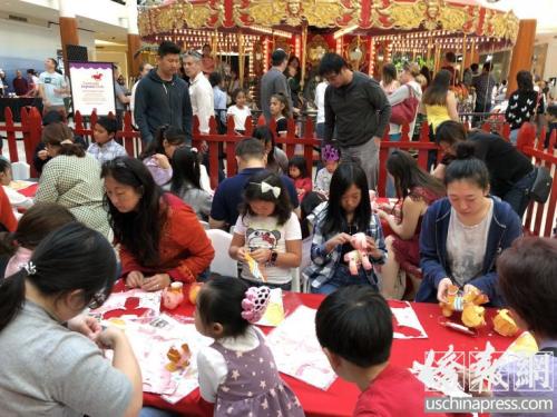 資料圖：南岸廣場舉行手工制作小狗吉祥物燈籠活動(dòng),，吸引了很多華裔家庭參與。(美國《僑報(bào)》記者夏嘉攝)