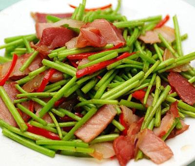 資料圖,。江西美食之一:藜蒿炒臘肉,。來源:國(guó)際在線 資料圖,。江西美食之一:藜蒿炒臘肉。來源:國(guó)際在線