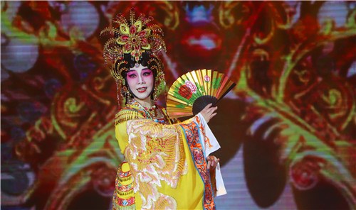圖為粵劇名宿倪惠英老師的《貴妃醉酒》讓觀眾領(lǐng)略傳統(tǒng)戲曲的魅力。(韓輝 攝) 圖為粵劇名宿倪惠英老師的《貴妃醉酒》讓觀眾領(lǐng)略傳統(tǒng)戲曲的魅力,。(韓輝 攝)