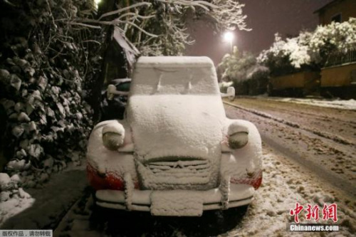 當(dāng)?shù)貢r(shí)間2月26日,，意大利羅馬迎來(lái)大雪,。歐洲多個(gè)地區(qū)受來(lái)自俄羅斯西伯利亞的寒潮吹襲，氣溫驟降,，這股寒潮在未來(lái)一星期將帶來(lái)刺骨寒風(fēng)和暴雪天氣,。羅馬的學(xué)校因?yàn)橄卵黄韧Ｕn,。