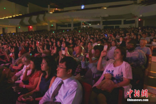 圖為中國著名歌唱家蔡國慶演唱時,，大量觀眾高舉手機抓拍記錄。<a target='_blank' >中新社</a>記者 曾靜寧 攝