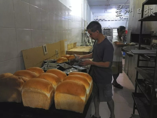 王氏兄弟每天在面包店里忙忙碌碌,，為顧客烘焙出新鮮面包。(馬來(lái)西亞《星洲日?qǐng)?bào)》記者/李慧婷 攝)
