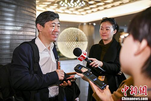 3月6日上午，全國政協(xié)十三屆一次會議無黨派界小組會議在北京舉行,。圖為李稻葵委員接受媒體采訪,。 <a target='_blank' >中新社</a>記者 駱云飛 攝