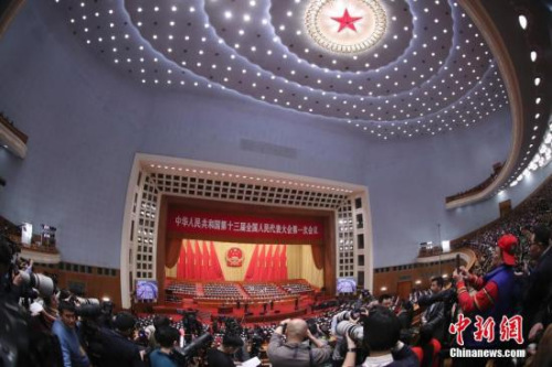 3月5日,,十三屆全國(guó)人大一次會(huì)議在北京人民大會(huì)堂開幕,。 <a target='_blank' >中新社</a>記者 盛佳鵬 攝 3月5日,,十三屆全國(guó)人大一次會(huì)議在北京人民大會(huì)堂開幕,。 <a target='_blank' >中新社</a>記者 盛佳鵬 攝