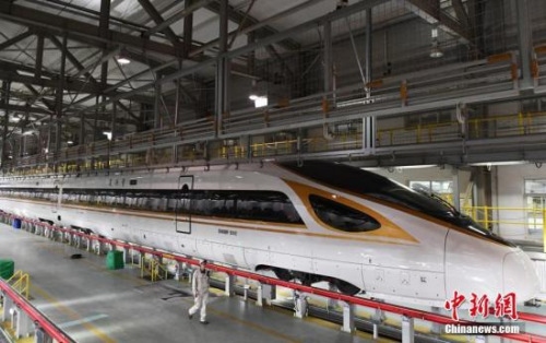 2月23日晚,,由蘭州西開往廣州南的G834次動(dòng)車組列車在蘭州西動(dòng)車運(yùn)用所進(jìn)行檢修,這是“復(fù)興號(hào)”動(dòng)車開進(jìn)古絲綢之路重鎮(zhèn)蘭州參加的首個(gè)春運(yùn),。 <a target='_blank' >中新社</a>記者 楊艷敏 攝 2月23日晚,,由蘭州西開往廣州南的G834次動(dòng)車組列車在蘭州西動(dòng)車運(yùn)用所進(jìn)行檢修,這是“復(fù)興號(hào)”動(dòng)車開進(jìn)古絲綢之路重鎮(zhèn)蘭州參加的首個(gè)春運(yùn),。 <a target='_blank' >中新社</a>記者 楊艷敏 攝