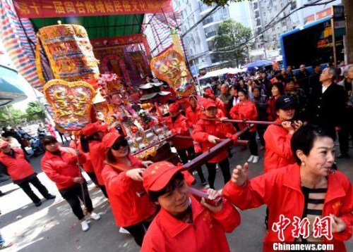 “天下娘奶回娘家”信俗活動在福州市倉山區(qū)陳靖姑故居舉行,?!∮浾邉⒖筛?攝 “天下娘奶回娘家”信俗活動在福州市倉山區(qū)陳靖姑故居舉行,。 記者劉可耕 攝