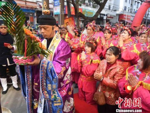臺灣中華道教學(xué)院講師張文政(左一)擔(dān)任主法,。 記者劉可耕 攝 臺灣中華道教學(xué)院講師張文政(左一)擔(dān)任主法?!∮浾邉⒖筛?攝