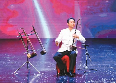 圖為著名胡琴演奏家楊積強(qiáng)表演胡琴聯(lián)奏《難忘的旋律》