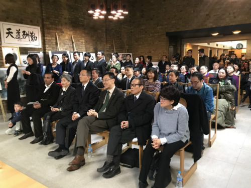 百余位華僑華人參加了當(dāng)天的活動(dòng),。 百余位華僑華人參加了當(dāng)天的活動(dòng)。