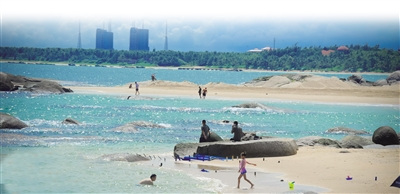每逢節(jié)假日,文昌市龍樓鎮(zhèn)格外熱鬧,,眾多游客前來享受沙灘,、海水、陽光,。本報記者 袁琛 攝 每逢節(jié)假日,,文昌市龍樓鎮(zhèn)格外熱鬧,眾多游客前來享受沙灘,、海水,、陽光,。本報記者 袁琛 攝