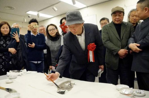 東京海派書畫院院長沈和年現(xiàn)場揮毫創(chuàng)作,。 東京海派書畫院院長沈和年現(xiàn)場揮毫創(chuàng)作。