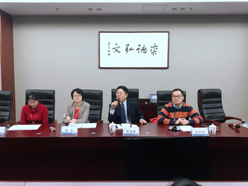 北京華文學(xué)院副院長張德瑞致辭,。 北京華文學(xué)院副院長張德瑞致辭。