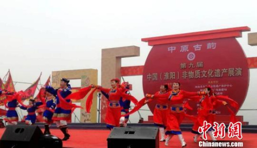 圖為來自內(nèi)蒙古自治區(qū)的蒙古族安代舞,?！Ⅸi 攝
