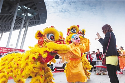 外出表演受到年輕人喜愛(ài),。 外出表演受到年輕人喜愛(ài)。