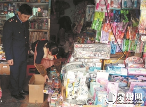 臨江工商所工作人員對(duì)立成小學(xué)周邊的文具店進(jìn)行檢查 (莊嚴(yán) 供圖) 