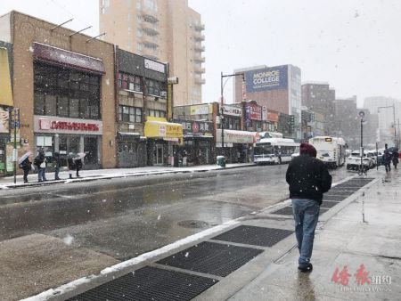 風(fēng)雪日，法拉盛路面冷清,，商家大多關(guān)門,。（美國《僑報(bào)》/王伊琳 攝）