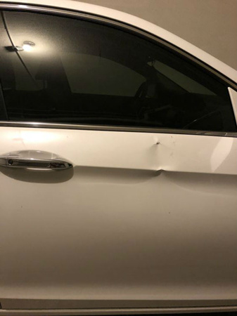 被損壞的車門,。（美國《僑報》/李小姐提供）