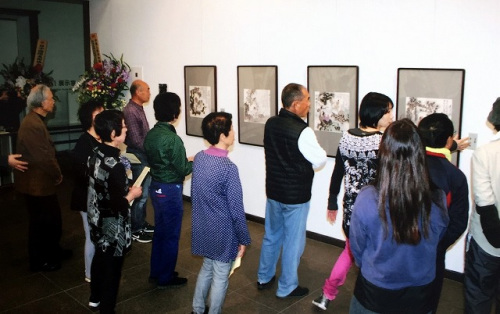 畫展現(xiàn)場,。(日本《中文導(dǎo)報》) 畫展現(xiàn)場。(日本《中文導(dǎo)報》)