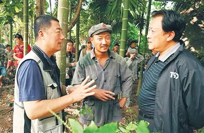 拍攝《天涯浴血》時,,唐國強(qiáng)(右一)與制片人、演員溝通拍攝細(xì)節(jié),。 (受訪者供圖) 拍攝《天涯浴血》時,,唐國強(qiáng)(右一)與制片人、演員溝通拍攝細(xì)節(jié),。 (受訪者供圖)