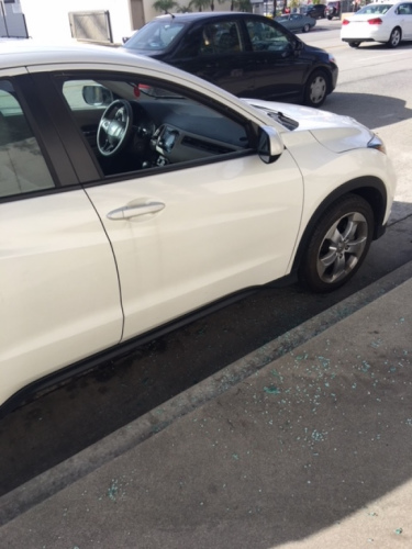 X女士的汽車大白天當街被砸破車窗,，搶走放在乘客座位上的包包,。當時車主坐在車內,，引擎一直開著,。(美國《世界日報》/X女士提供)