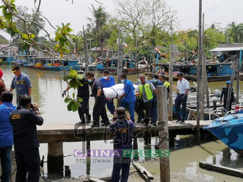  救援人員將打撈到的遇難人員遺體抬上岸,。 (馬來西亞中國報 蔡緯楊 攝)