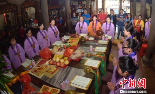 誦經(jīng)祈福,。高亞成 攝 誦經(jīng)祈福。高亞成 攝