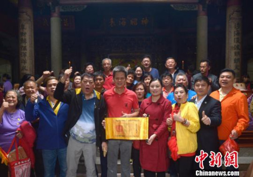 互贈(zèng)禮物。高亞成 攝 互贈(zèng)禮物,。高亞成 攝