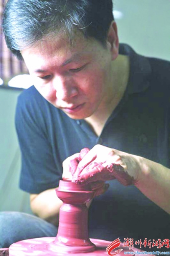 章海元在制作潮州手拉壺。 章海元在制作潮州手拉壺,。