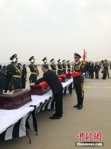 3月28日,,中韓雙方在韓國仁川國際機(jī)場共同舉行第五批在韓中國人民志愿軍烈士遺骸交接儀式。這是自2014年開始,,韓方連續(xù)第五年向中方移交在韓中國人民志愿軍烈士遺骸,。<a target='_blank' >中新社</a>記者 吳旭 攝 3月28日,,中韓雙方在韓國仁川國際機(jī)場共同舉行第五批在韓中國人民志愿軍烈士遺骸交接儀式,。這是自2014年開始,韓方連續(xù)第五年向中方移交在韓中國人民志愿軍烈士遺骸,。<a target='_blank' >中新社</a>記者 吳旭 攝