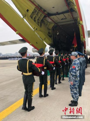 3月28日,,中韓雙方在韓國仁川國際機(jī)場共同舉行第五批在韓中國人民志愿軍烈士遺骸交接儀式。這是自2014年開始,,韓方連續(xù)第五年向中方移交在韓中國人民志愿軍烈士遺骸,。<a target='_blank' >中新社</a>記者 吳旭 攝 3月28日,,中韓雙方在韓國仁川國際機(jī)場共同舉行第五批在韓中國人民志愿軍烈士遺骸交接儀式,。這是自2014年開始,韓方連續(xù)第五年向中方移交在韓中國人民志愿軍烈士遺骸,。<a target='_blank' >中新社</a>記者 吳旭 攝